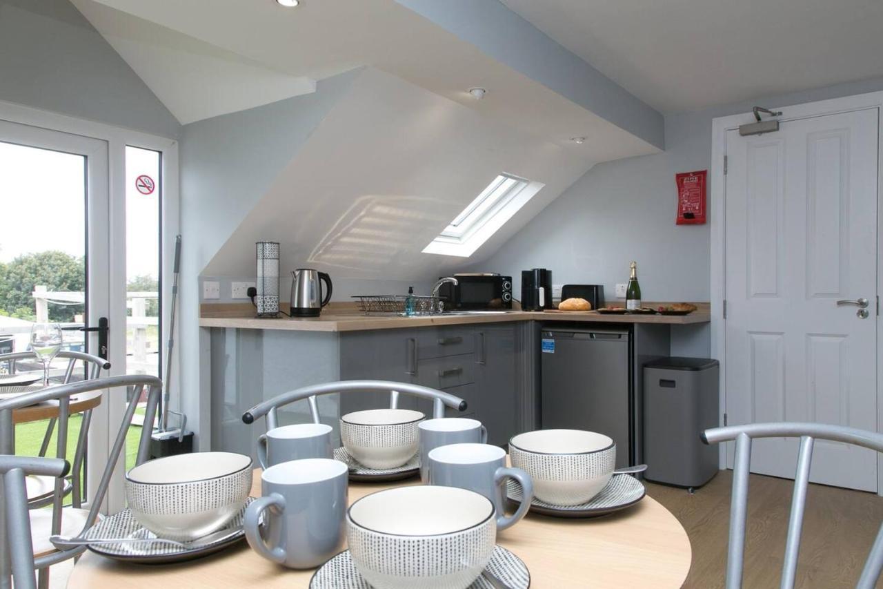 Pass The Keys Modern En-suite In Country Pubrestaurant 1